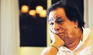 “जो कमाओगे, उससे गरीबी दूर नहीं होगी”: जब माँ के एक फैसले ने बदल दी कादर खान की तकदीर